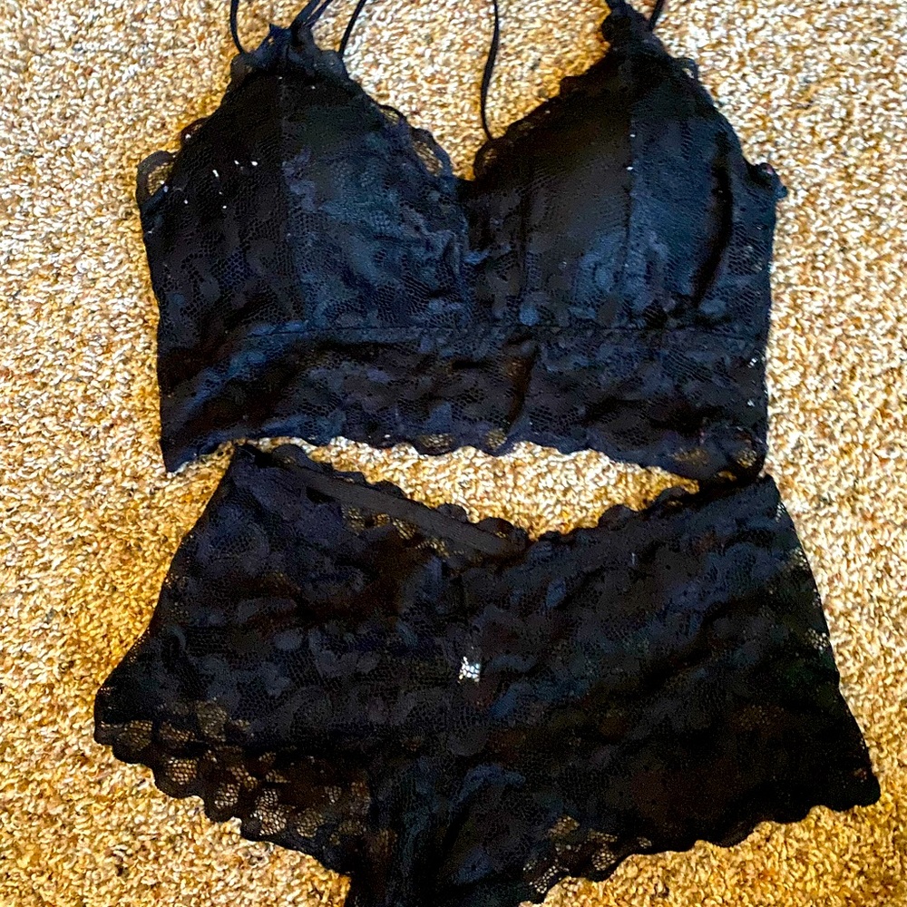 Size small but will fit bigger. I am a C cup but it was to loose on my body.